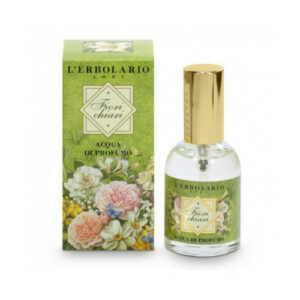 acqua profumata fiori chiari